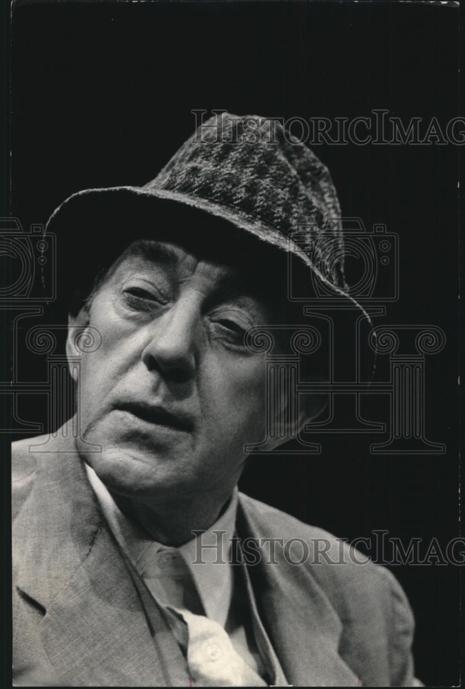 1971 Press Photo Alec Guiness in &quot;A Voyage Round My Father&quot; - Historic Images