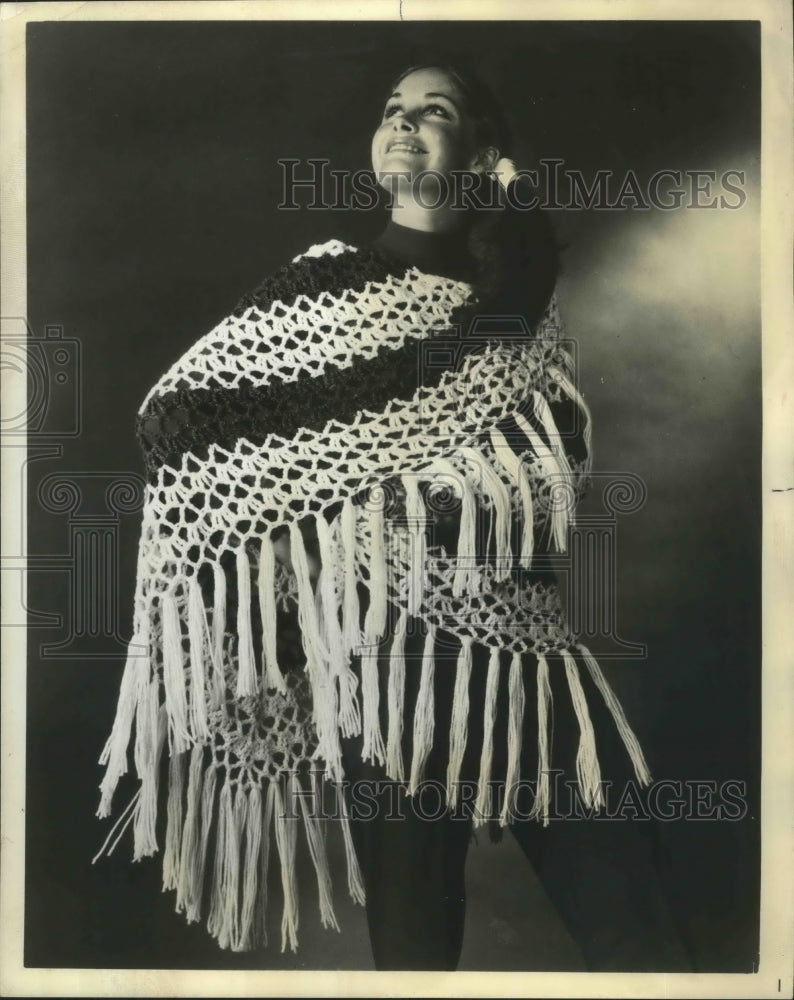 Press Photo Oversize Shawl is Great Way to Ward Off Chilly Summer Evening-Historic Images