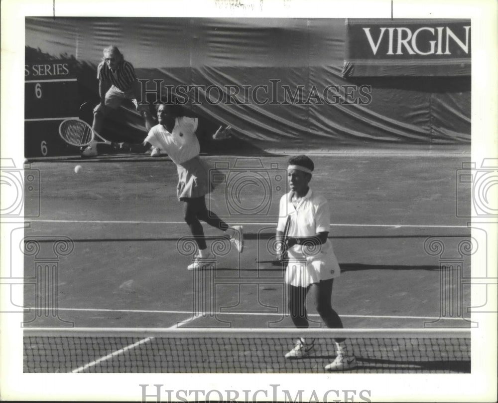 1988 Press Photo Zina Garrison and Katrina Adams tennis team win match - Historic Images