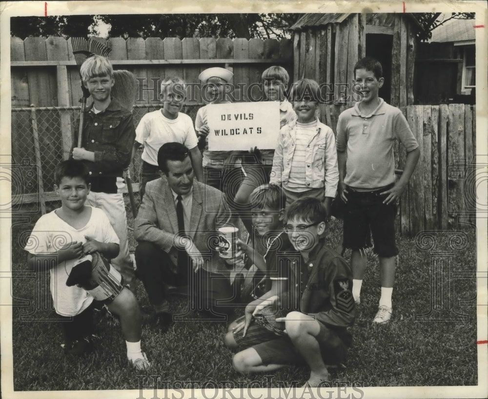 1968 Press Photo Devils Wildcats donate money to disadvanatged fund, Astroworld - Historic Images