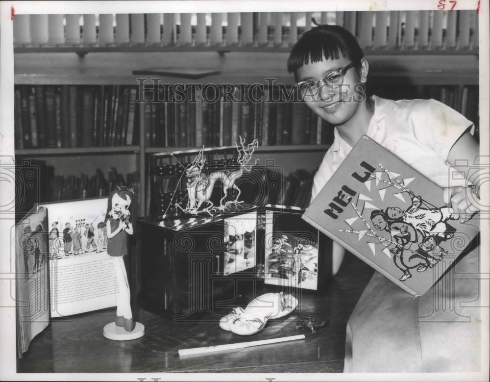 1961 Press Photo Sophia Yee poses with souvenirs from China at Carnegie Library - Historic Images