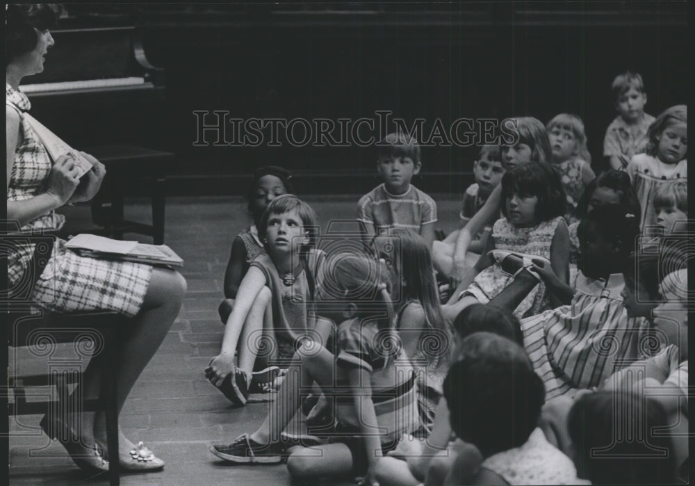 1968 Press Photo Storyteller Mrs. Mack Goble delights children at library - Historic Images