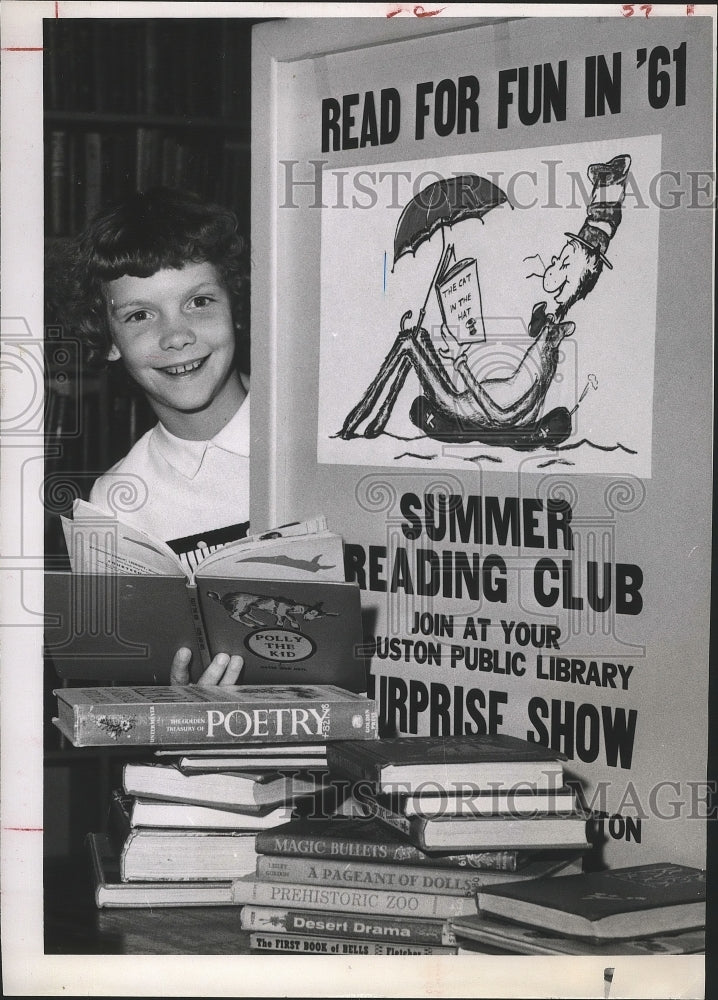 1961 Press Photo Alma Laine, in Library - Carnegie Branch, Houston, Texas- Historic Images