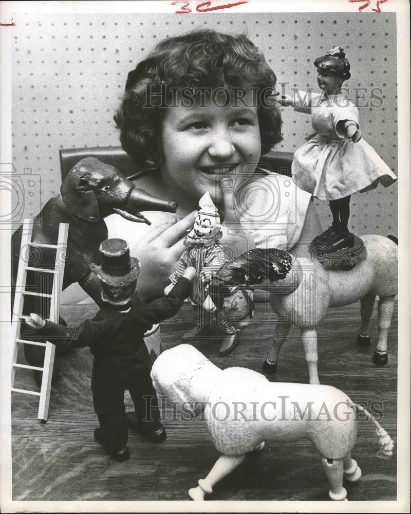 1968 Press Photo Juliana Bielamowicz at Library, Carnegie Branch, Houston, Texas-Historic Images