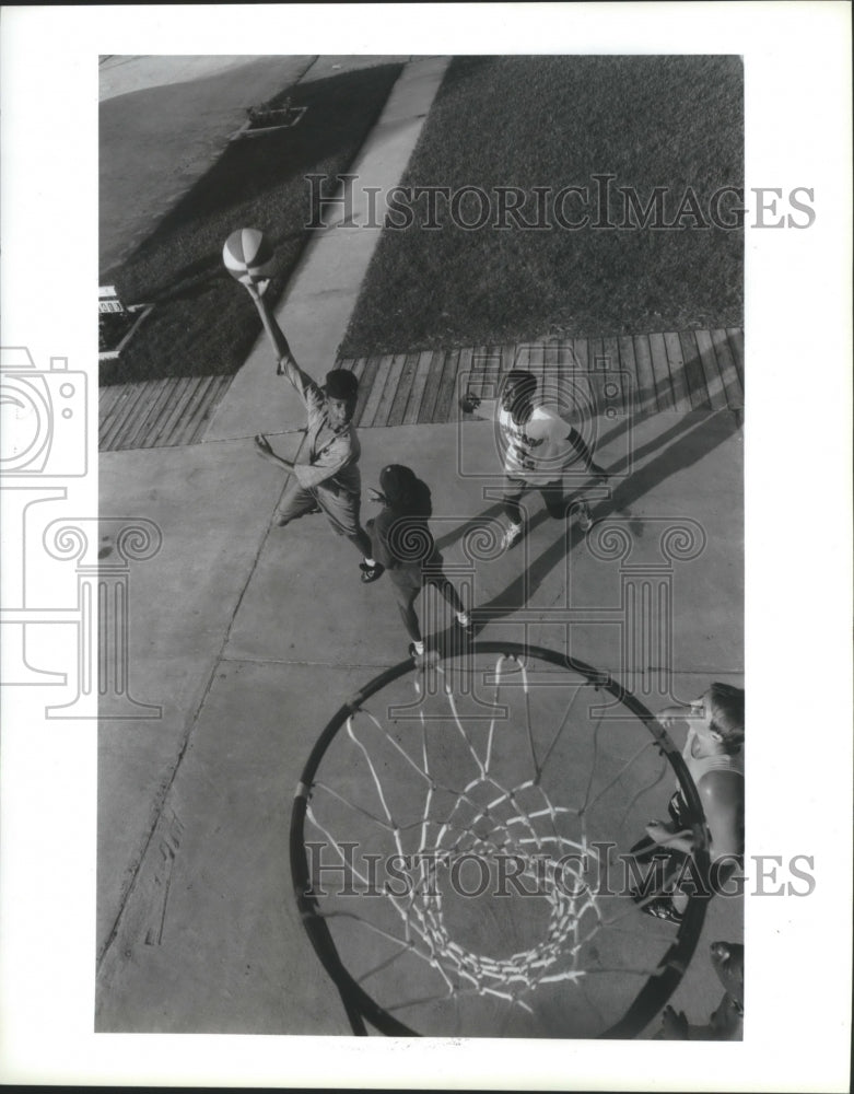 1991 Press Photo Boys play basketball in Houston neighborhood - hca01125 - Historic Images