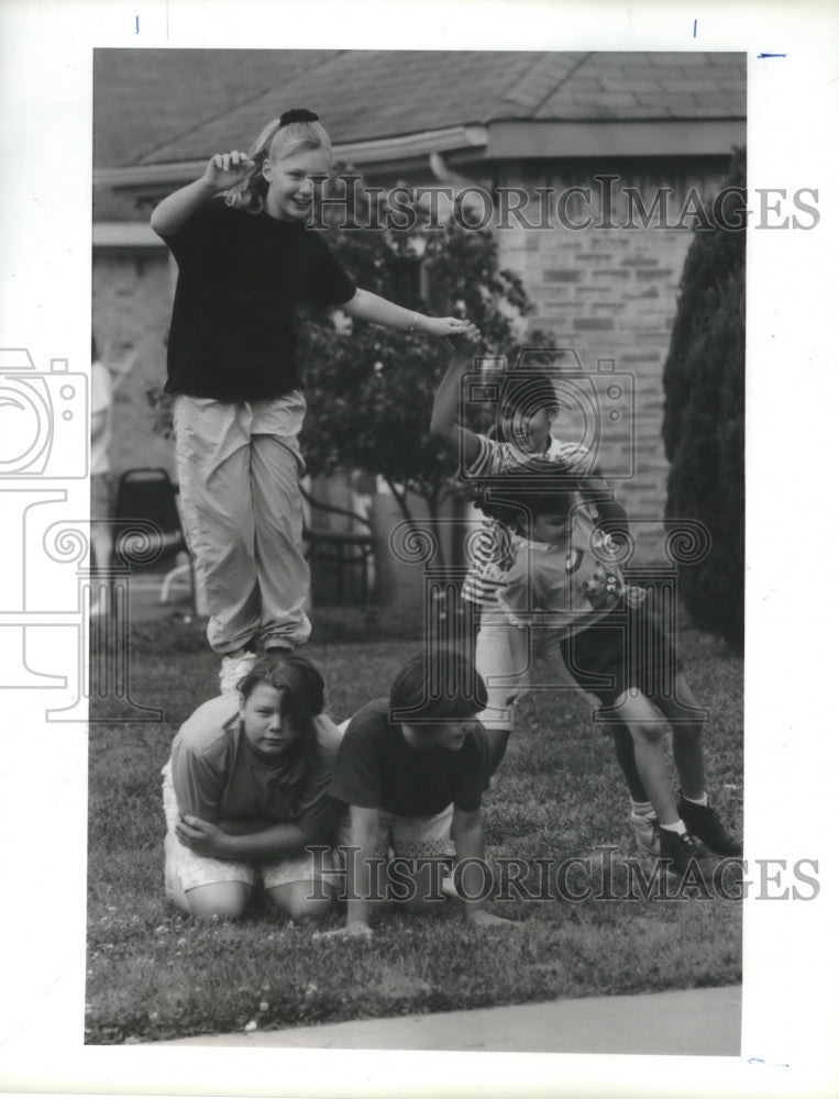 1991 Press Photo Thomas' child Krish and others play in front yard, Houston - Historic Images