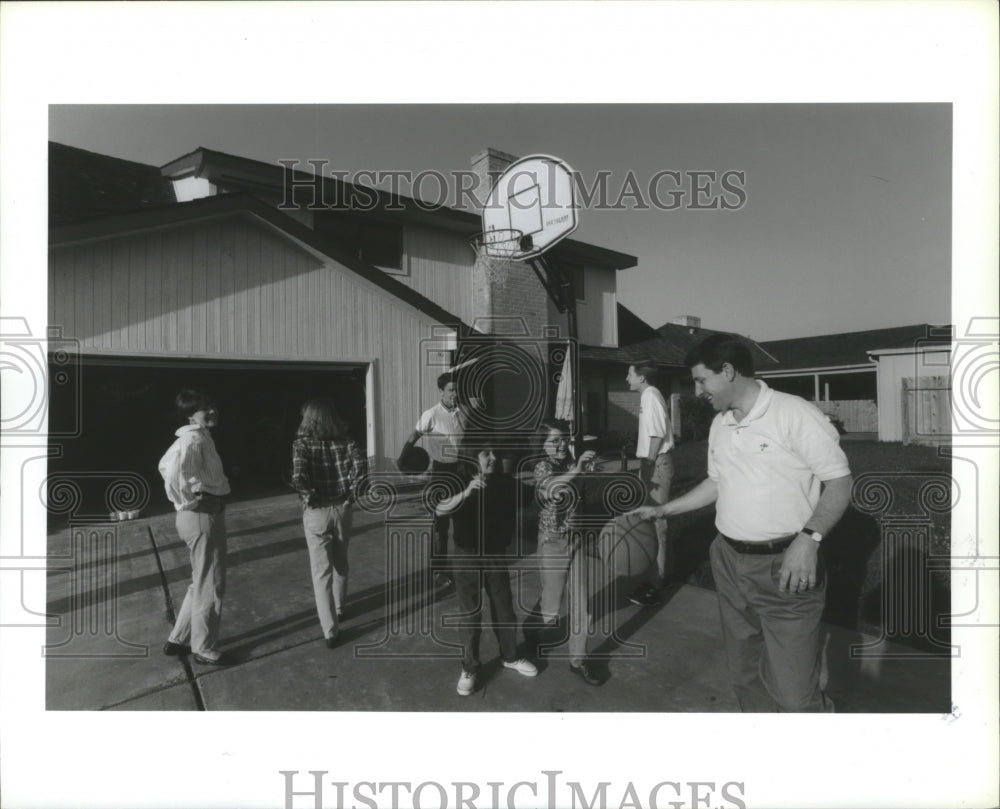 1991 Press Photo Family in Fort Bend, Texas enjoy basketball game - hca01176 - Historic Images