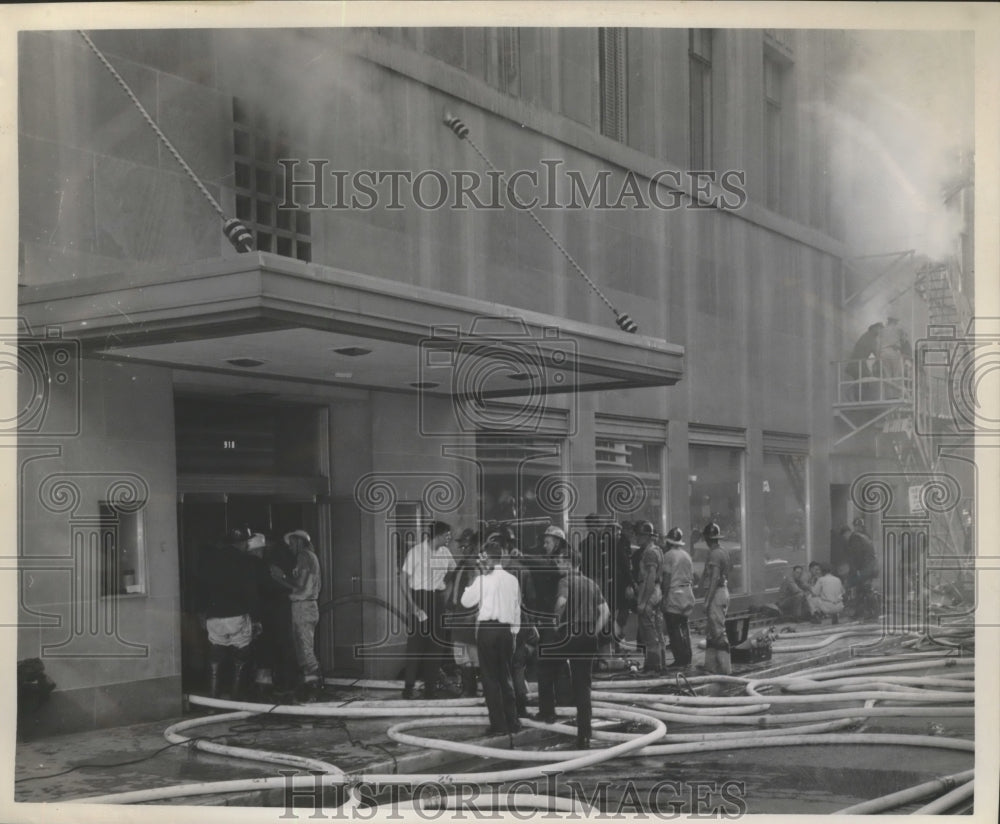 1961 Press Photo Firemen battle fire at Oshman&#39;s store, Houston - hca01193-Historic Images