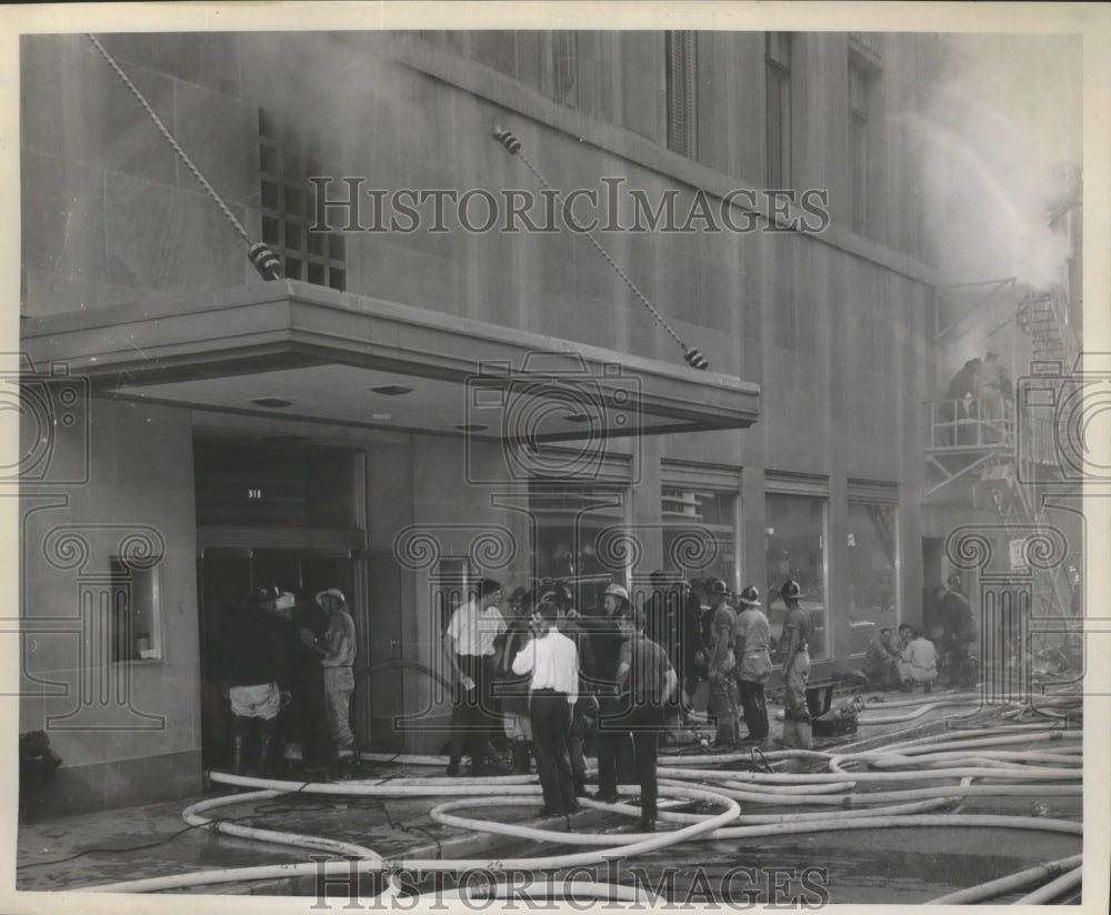 1961 Press Photo Firemen battle fire at Oshman's store, Houston - hca01193-Historic Images