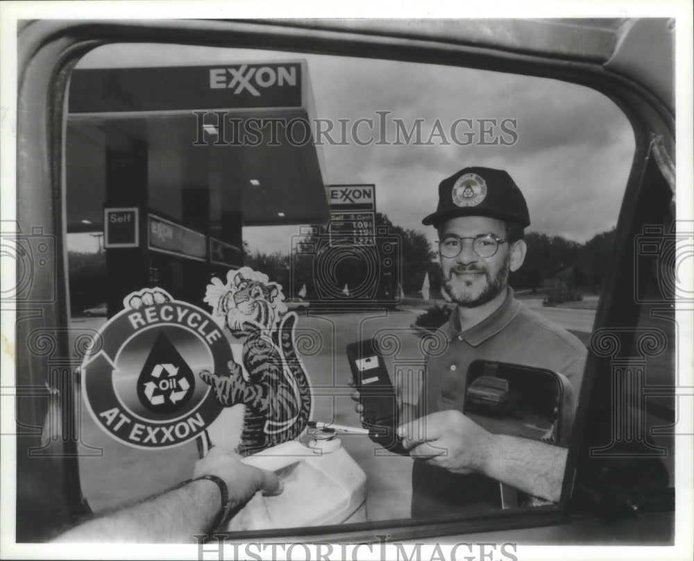 1991 Press Photo eorge Hristopoulos, checks for contamination, Exxon Corp. - Historic Images