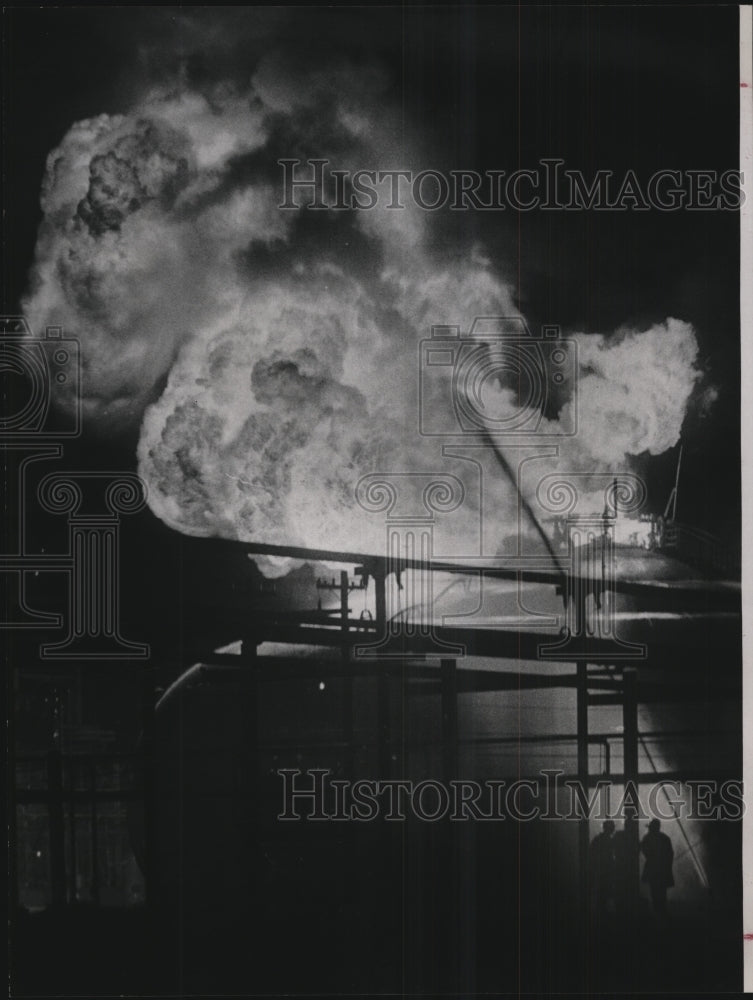 1964 Press Photo Fire at Humble Oil &amp; Refinery Co, Baytown, Texas - hca02088-Historic Images