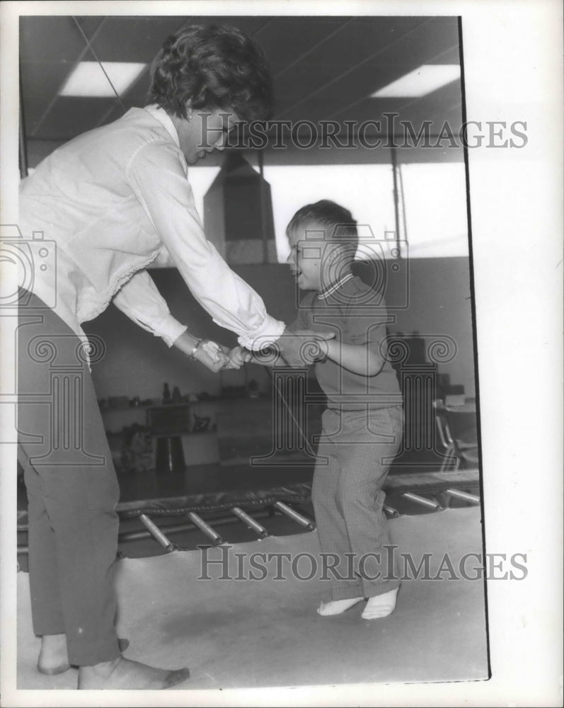 1969 Press Photo Learning to Walk at the Lighthouse Center for Blind Children - Historic Images