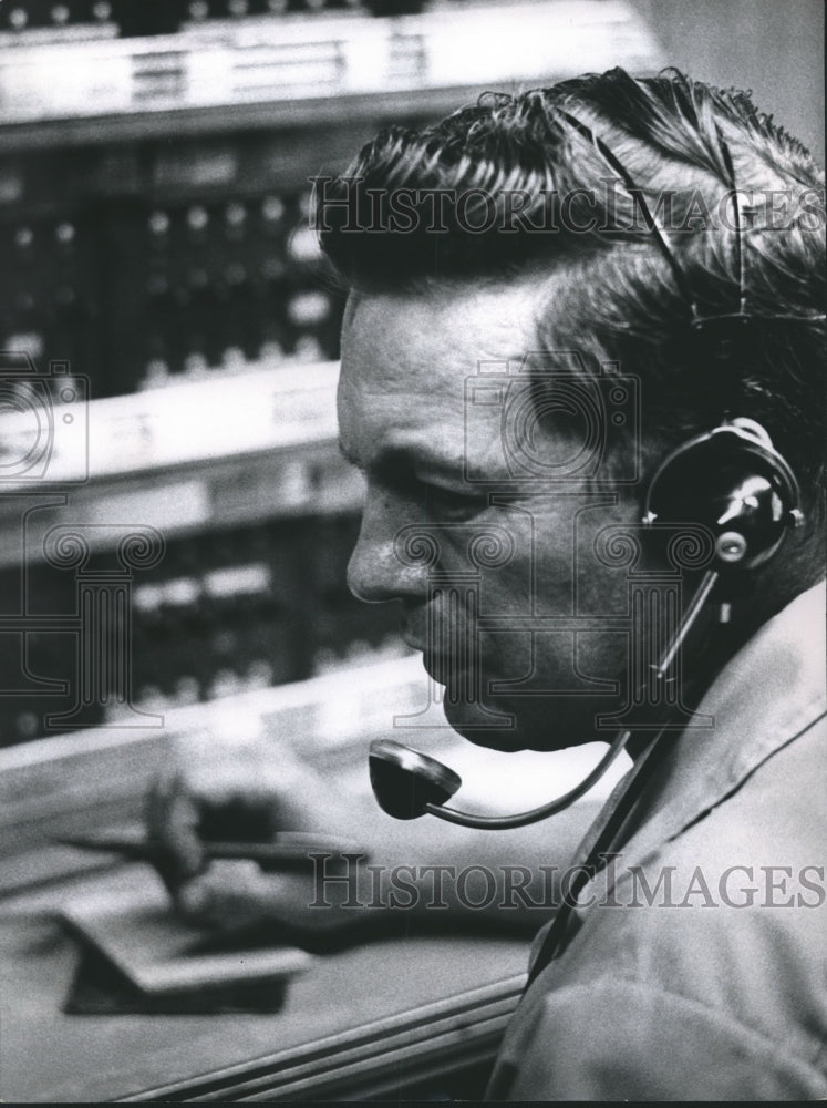 1968 Press Photo Office person at ABAC Business Service Houston - Historic Images