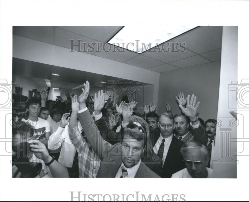 1992 Press Photo Anti-abortion protesters in hall of courthouse, Houston - Historic Images