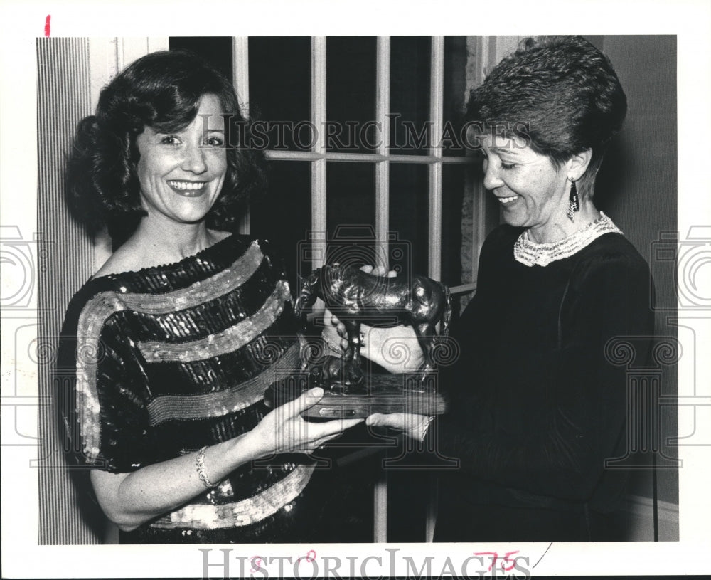 1986 Press Photo Admiring Artwork at fundraiser for American Heart Assn, Houston - Historic Images