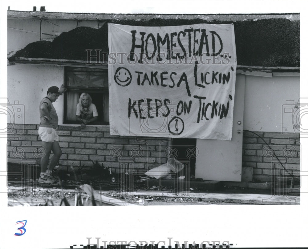 1992 Press Photo Anita Gonzales talks with Tom Bueling, Hurricane Andrew, FL - Historic Images