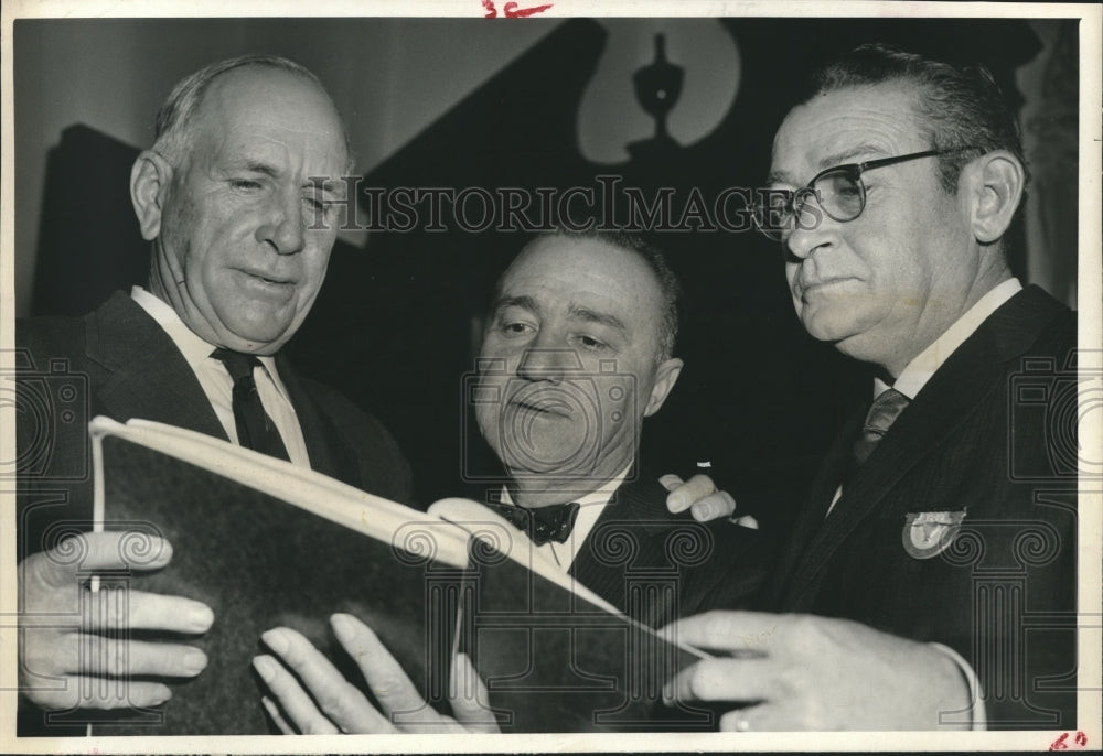 1959 Press Photo Charolais Officials Examine Pedigrees, Fat Stock Show, Houston - Historic Images