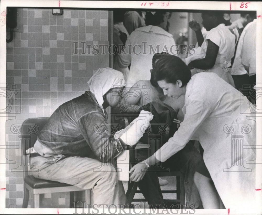 1967 Press Photo Armco Steel Corp. Houston, Victims receive aid - hca03694-Historic Images