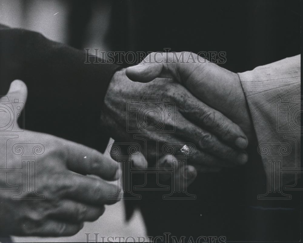 1963 Press Photo Mayor Lewis Cutrer handshake, American Municipal Association - Historic Images