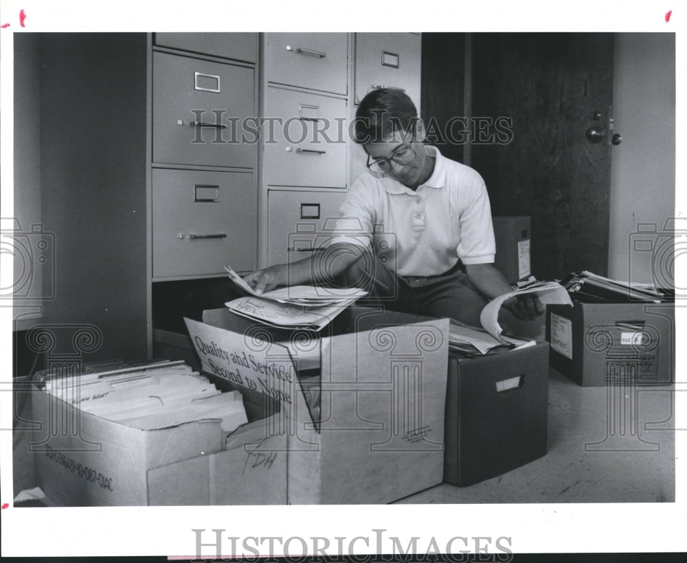 1992 Press Photo Kathy Barton with files, Greater Houston AIDS Alliance - Historic Images