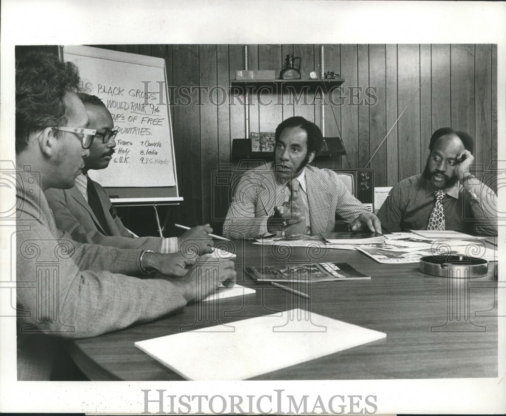 1972 Press Photo Discussing problems facing the black man in America - hca03929-Historic Images
