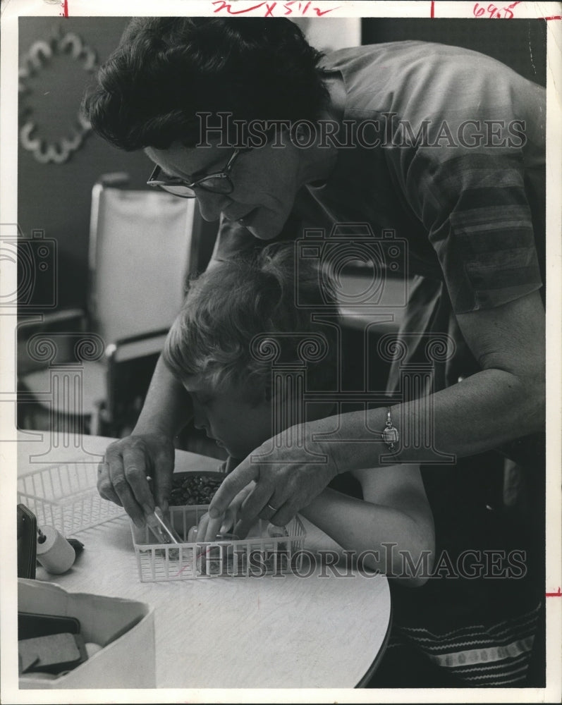 1967 Press Photo Learning to see with fingers, Lighthouse for the Blind, Houston - Historic Images