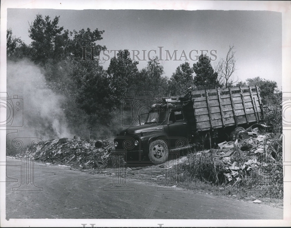 1966 Press Photo Acres Homes Eyesore, Houston - hca04170 - Historic Images