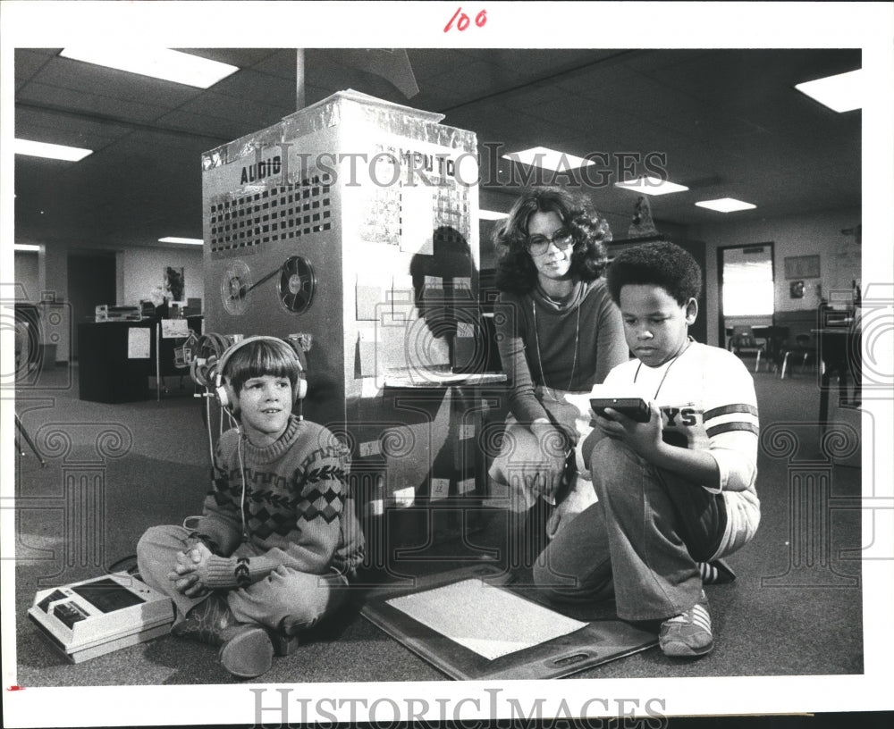 1979 Press Photo Kay Collier helps Chancellors Elementary students, Alief, TX - Historic Images