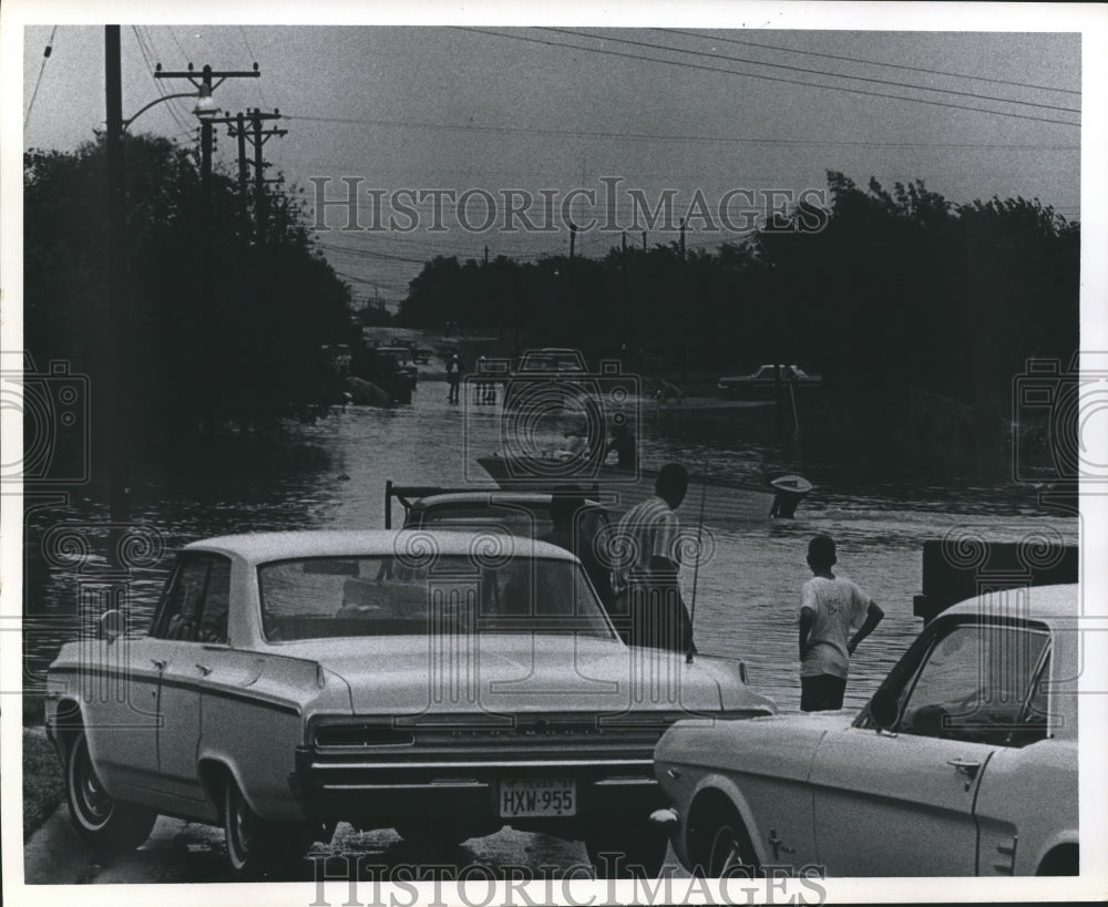 Press Photo Hurricane Beulah, Refugio, Streets Flooded as Residents look on - Historic Images