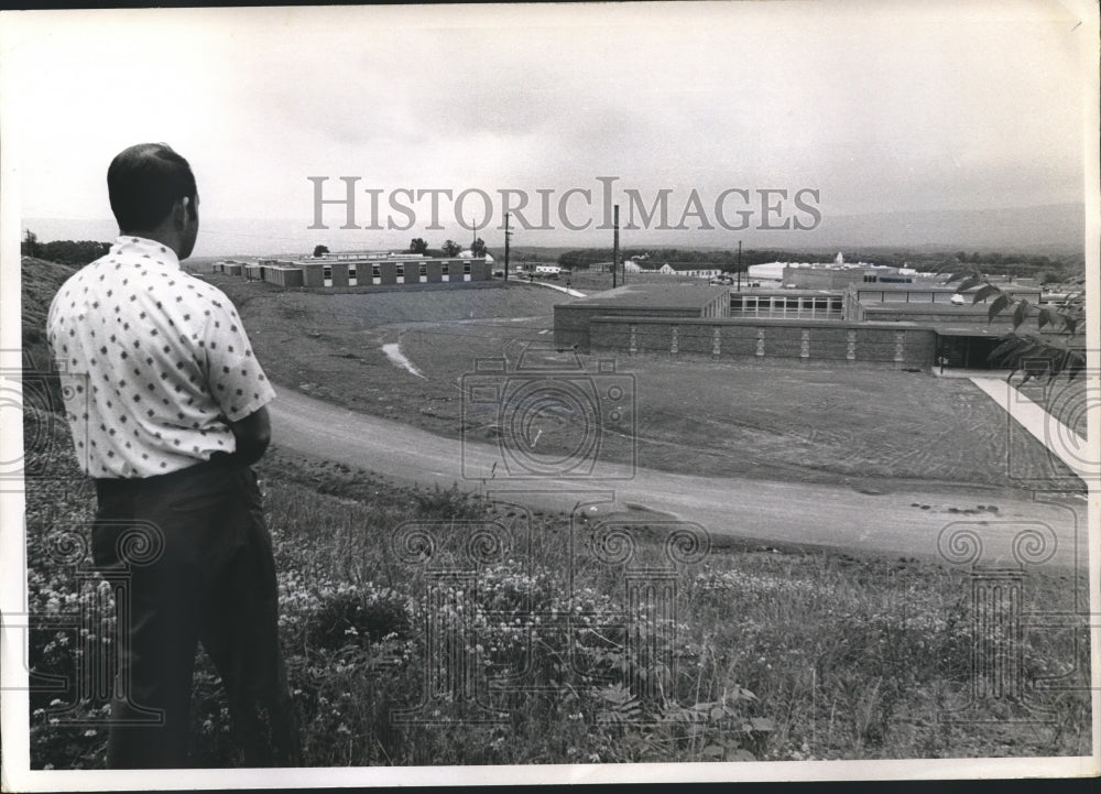 1974 Press Photo A guard watches over Allenwood, PA Security Prison - hca04737 - Historic Images