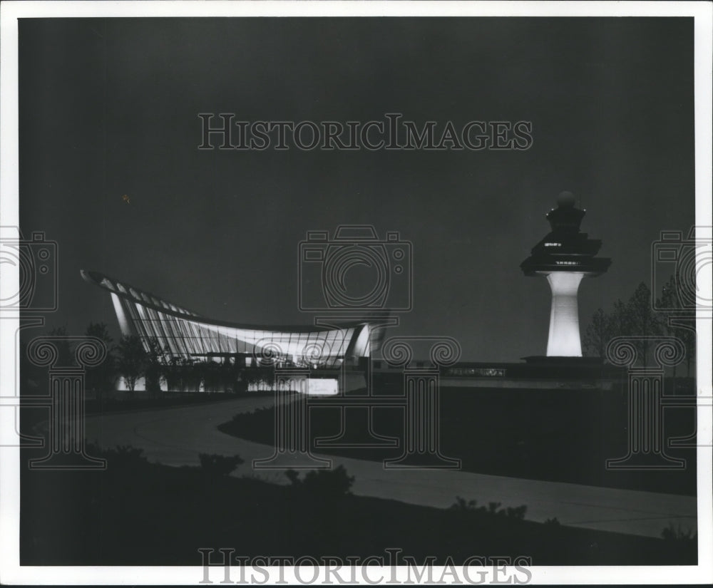 1987 Press Photo Airport at night.  -Airports - Historic Images