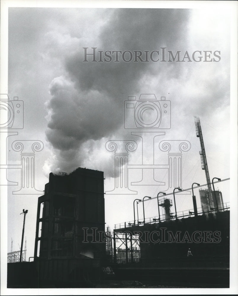 1973 Press Photo Hot coke from the baking ovens of Armco Steel Corp. - hca04970 - Historic Images