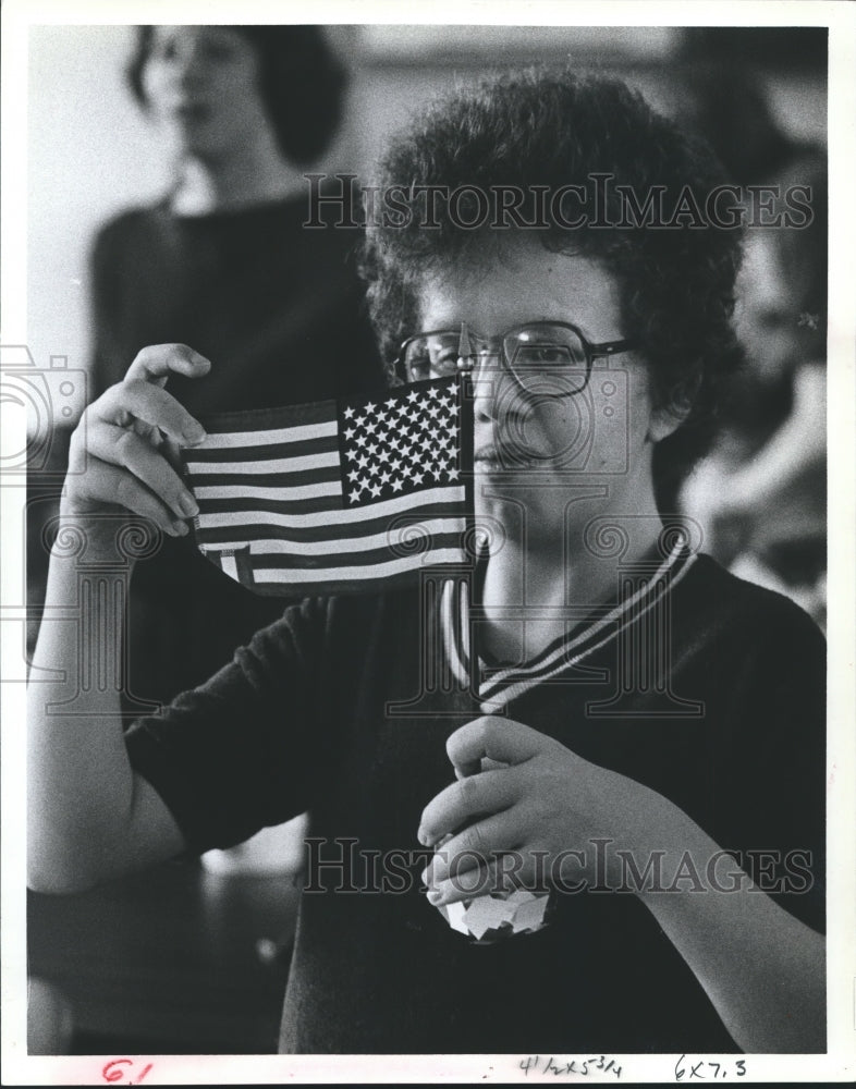 1982 Press Photo Thomas Morrison with Flag- A member of Lighthouse of Houston - Historic Images