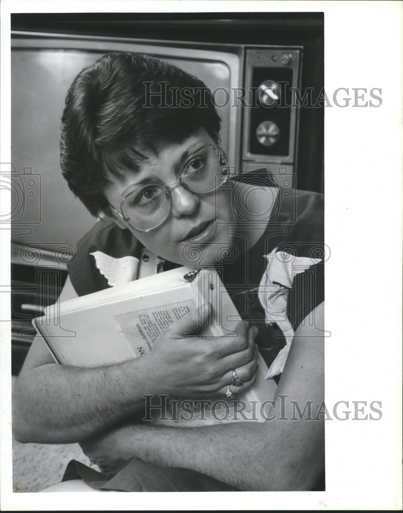 1988 Press Photo Diane Richards with notebook of her adopted son. Adoptions, TX - Historic Images