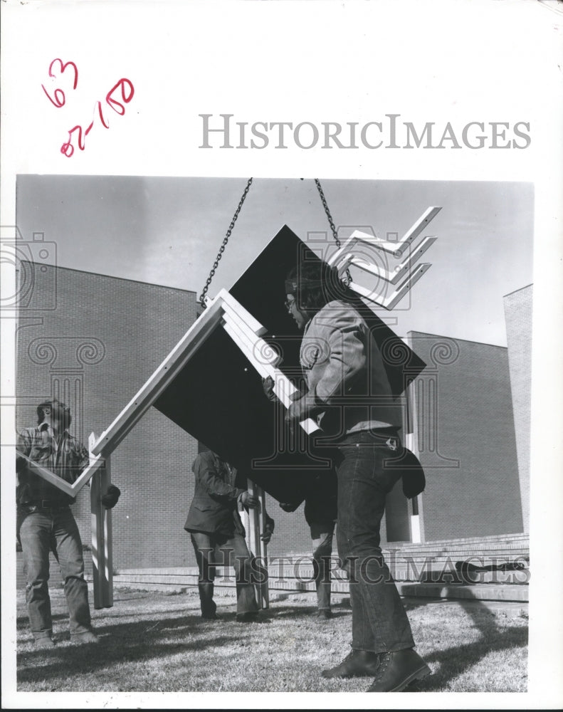 1977 Press Photo Houston Sculpture Ben Woitena Installs piece, Amarillo Art Ctr - Historic Images