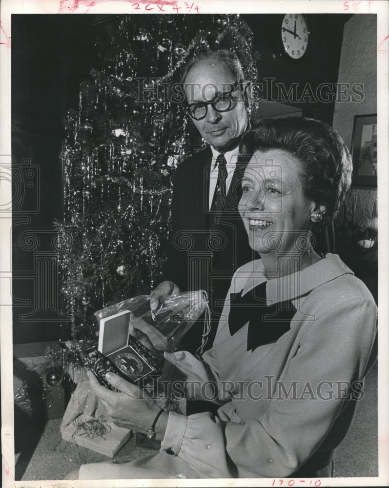 1968 Press Photo American Red Cross, Houston-Tom Martin Davis &amp; Mrs. Werlein - Historic Images