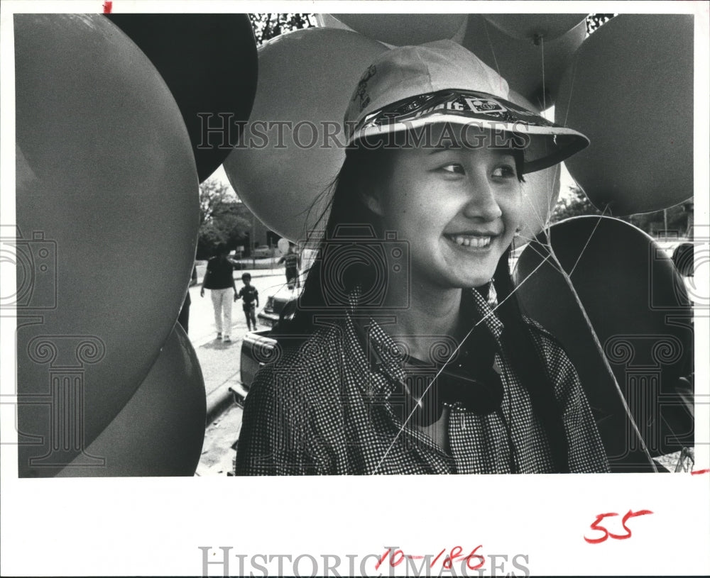 1983 Press Photo Akiko Matsui sells balloons at Asian-American Festival, Houston - Historic Images