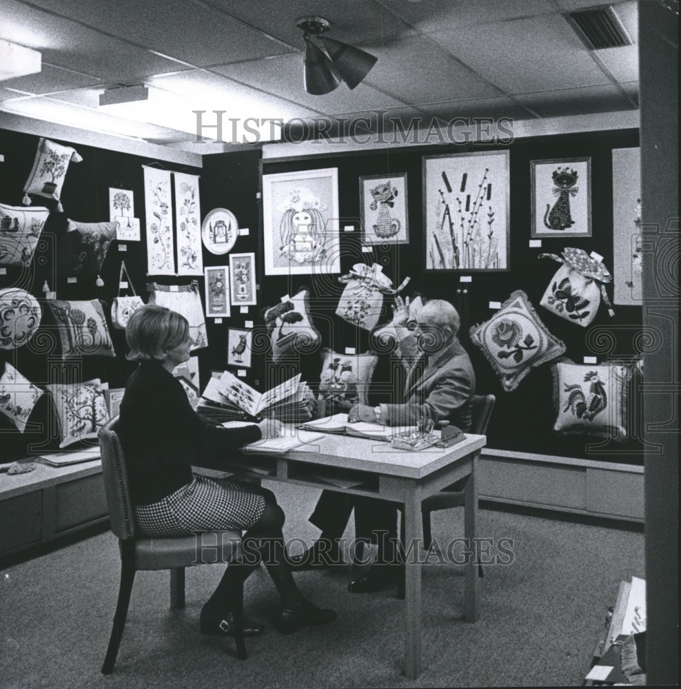 1969 Press Photo Dallas, Texas-Apparel Mart-David Berg & Mrs. Dianne Stoehr - Historic Images