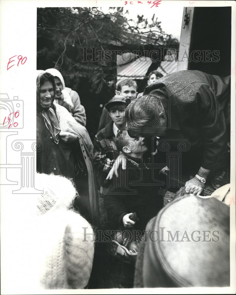 1969 Press Photo Youngster whispers wishes into Parson&#39;s Ear, Appalachia - Historic Images