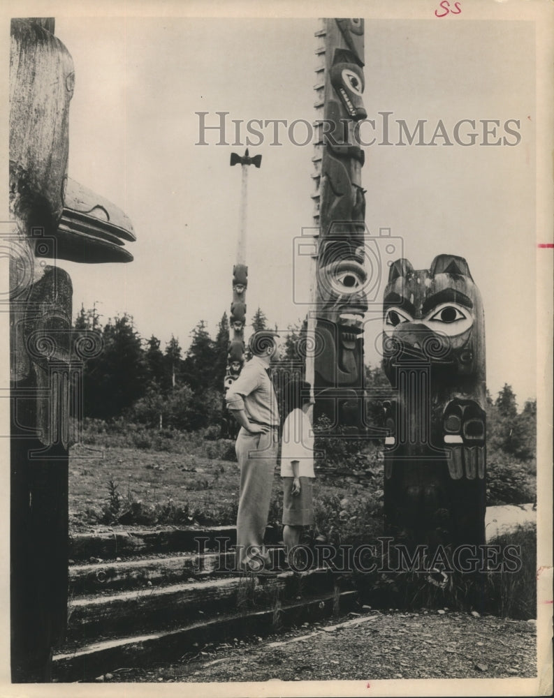 1964 Press Photo Alaska-Tourists Admire Totem Poles - hca05744 - Historic Images