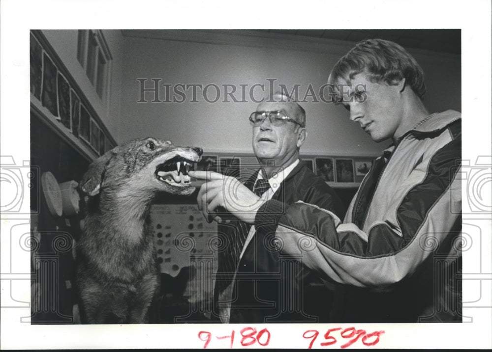 1981 Press Photo Teacher & Student look at Red Wolf-Anahuac, Tx, School District - Historic Images
