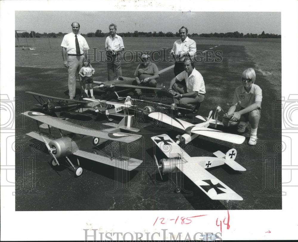 1985 Press Photo Gathering of members of the Model Airplane sport Prop-Nut Club - Historic Images