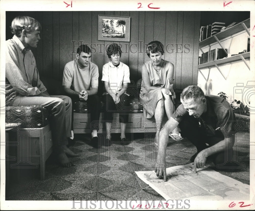 1971 Press Photo Red Nichols points to where family goes prospecting, Australia - Historic Images