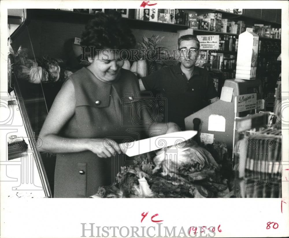 1971 Press Photo Bonnie & Larry Hodges Run Their Own Delicatessen in Australia - Historic Images
