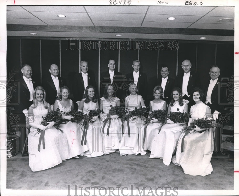 1969 Press Photo Proud fathers with young debutantes of the Allegro Ball-Historic Images