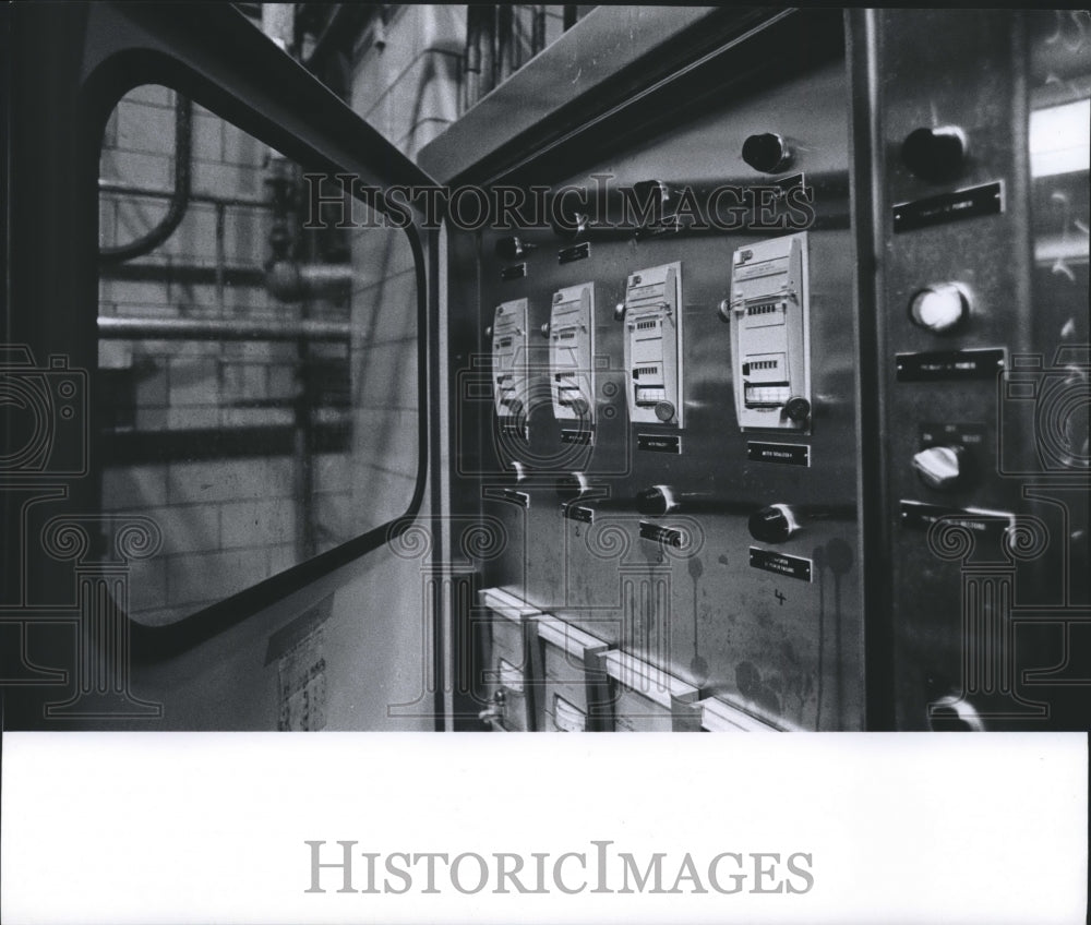 1974 Press Photo Electrical control at Anheuser Busch, Inc, Houston - hca06273 - Historic Images
