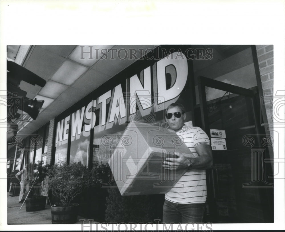 1968 Press Photo Houston Police Officer Tim Cox, takes evidence from Arcade News-Historic Images