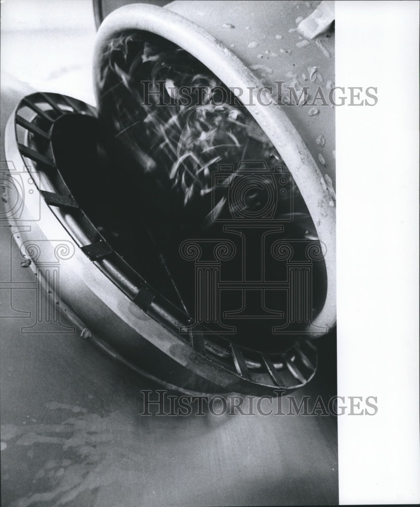 1974 Press Photo Opening of a vat at Anheuser Busch, Inc., Houston - hca06427 - Historic Images