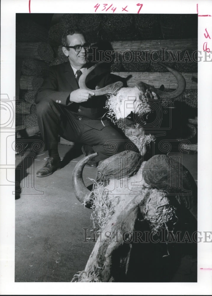 1976 Press Photo Charles Mayer Holding Exotic Game Skulls, Auctions, Houston - Historic Images