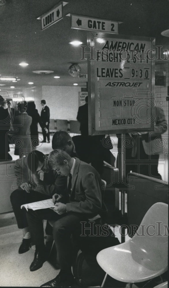 1967 Press Photo Austin College Students at airport, Sherman, Texas - hca06591 - Historic Images